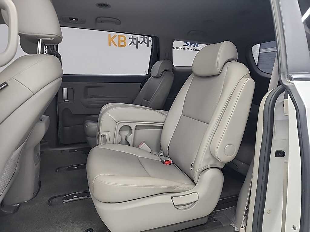 KIA Carnival - Vista 12