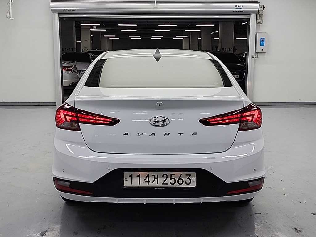 HYUNDAI Avante - Vista 3