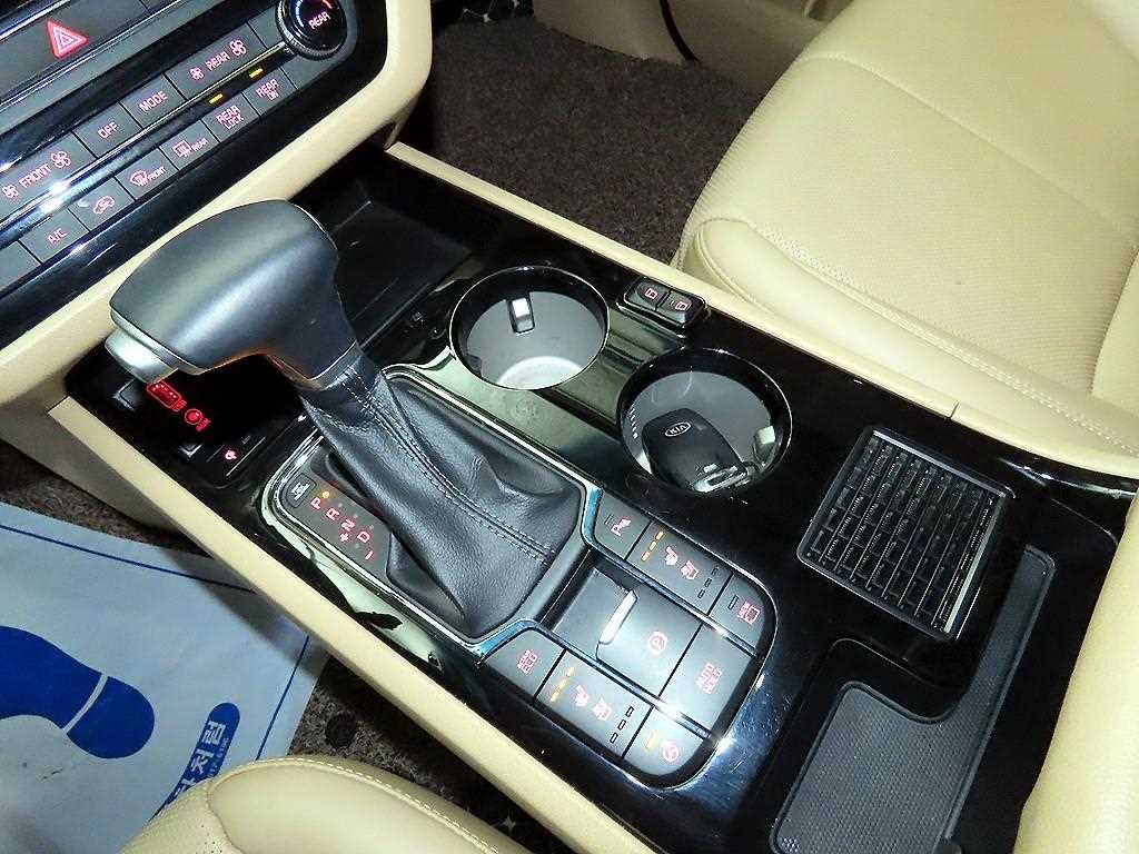 KIA Carnival - Vista 12