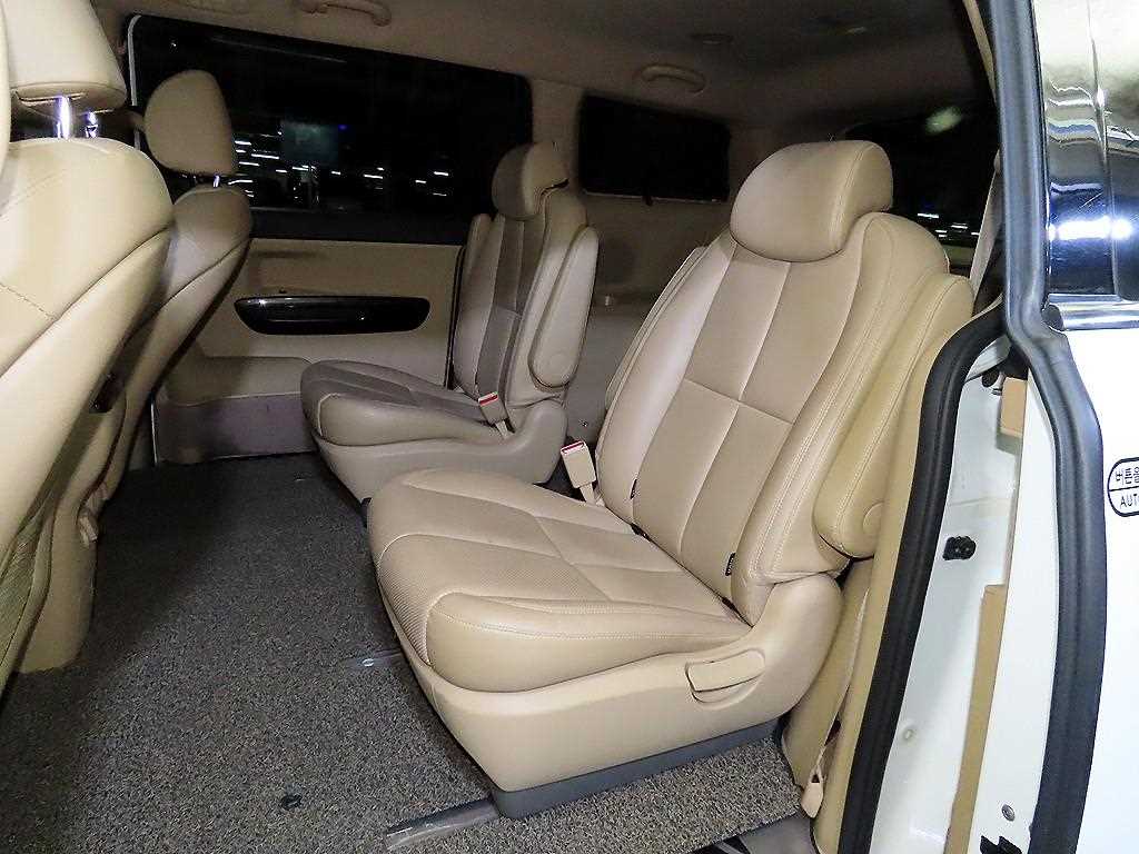 KIA Carnival - Vista 7