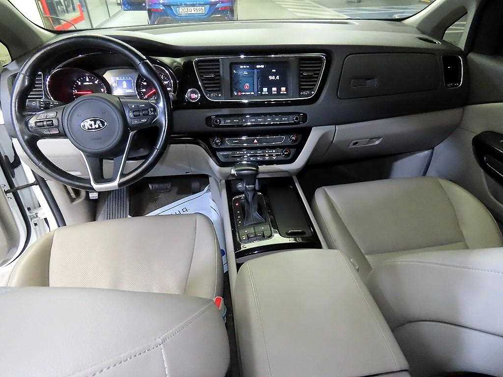 KIA Carnival - Vista 10
