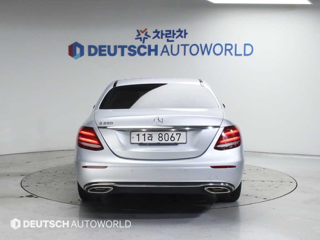 Mercedes Benz E class - Vista 4