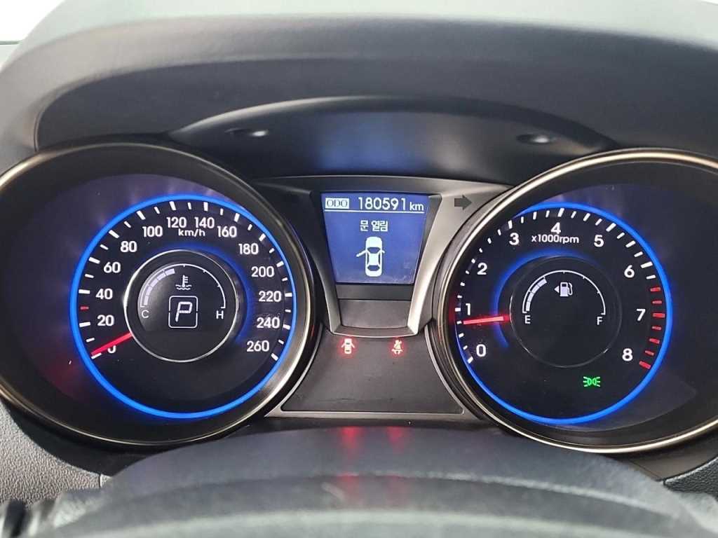 HYUNDAI Genesis - Vista 6