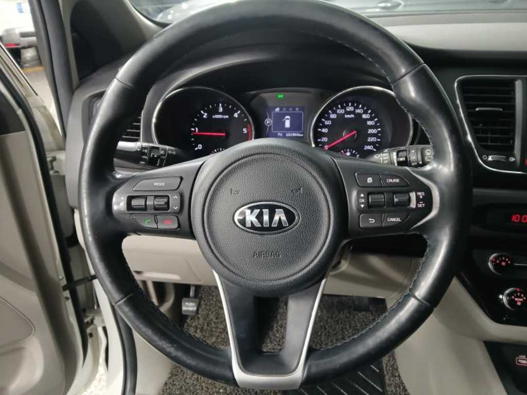 KIA Carnival - Vista 8