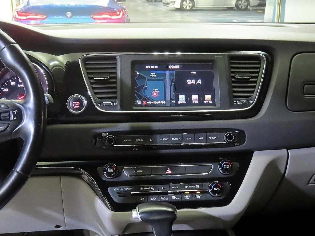 KIA Carnival - Vista 11
