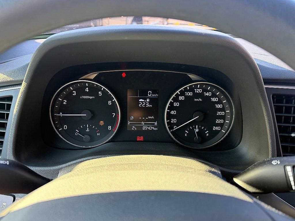 HYUNDAI Avante - Vista 9