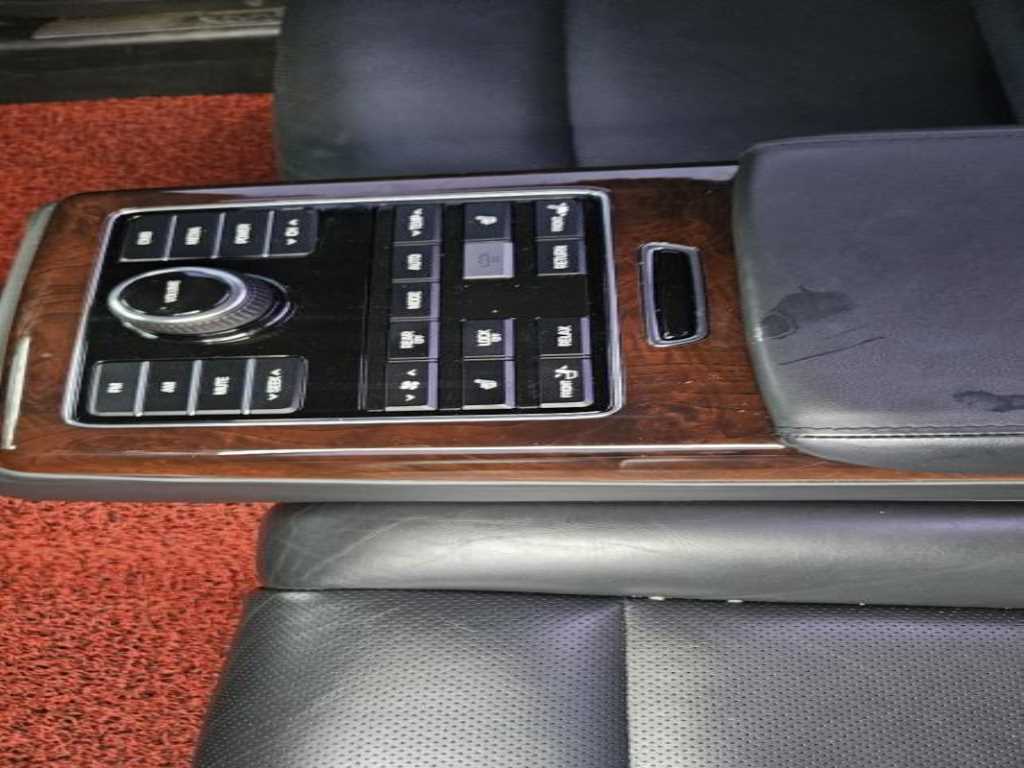 HYUNDAI Equus - Vista 10