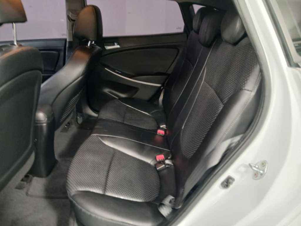 HYUNDAI Accent - Vista 7