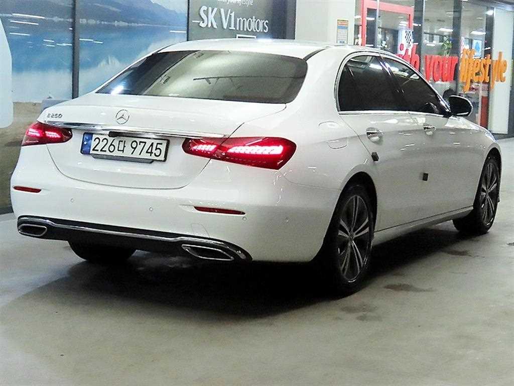 Mercedes Benz E class - Vista 4