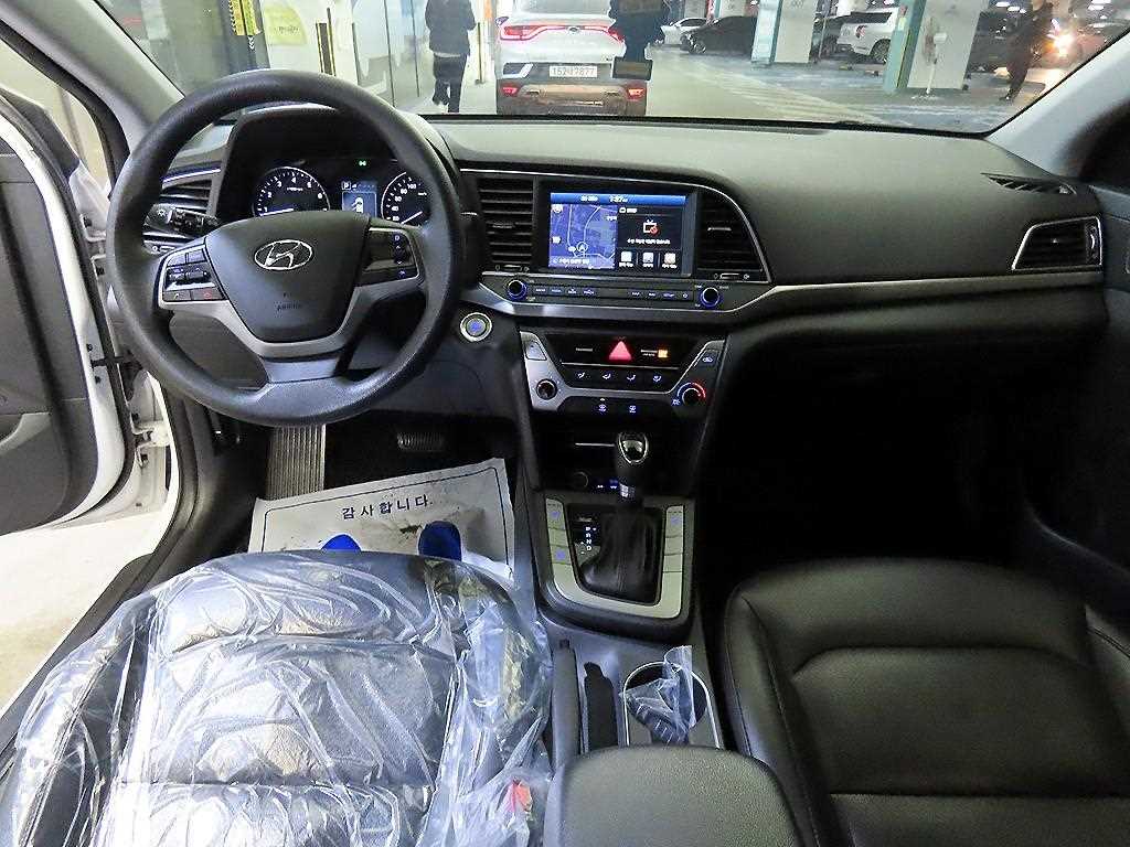 HYUNDAI Avante - Vista 10