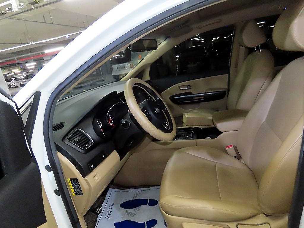 KIA Carnival - Vista 6