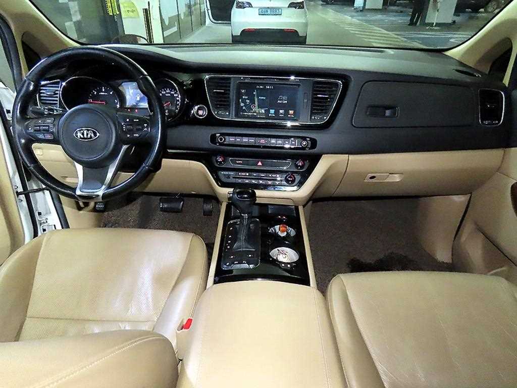 KIA Carnival - Vista 10