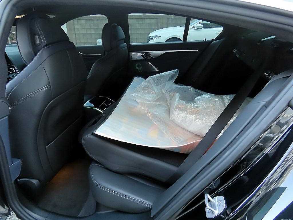 BMW 8 Series - Vista 6