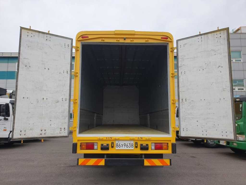 medium and large cargo truck - Vista 9