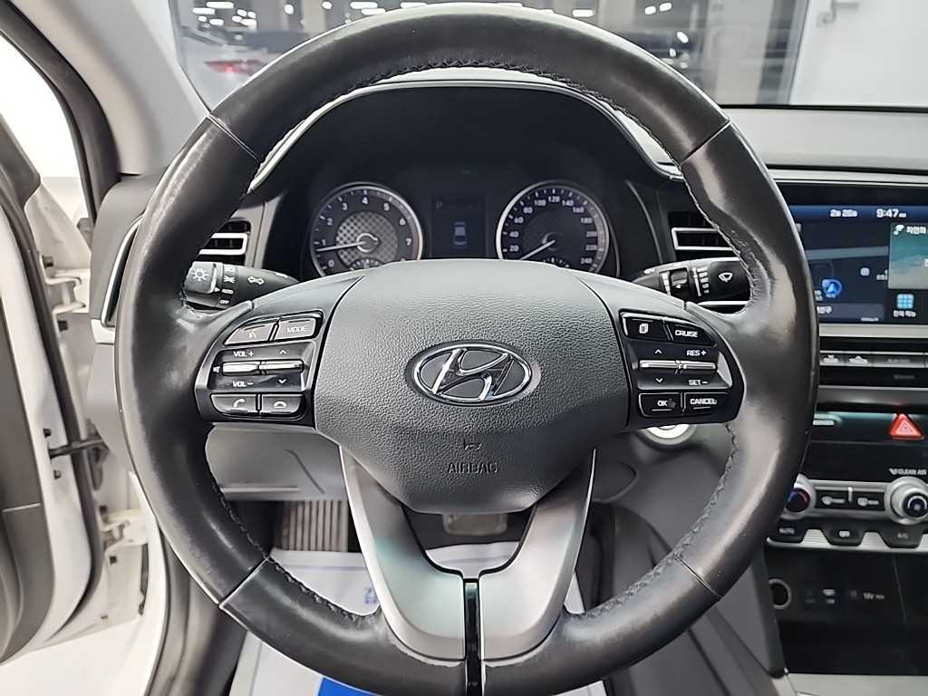 HYUNDAI Avante - Vista 9