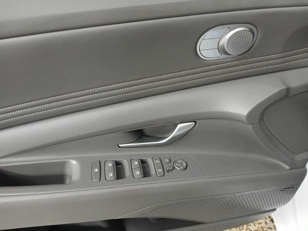 HYUNDAI Avante - Vista 10