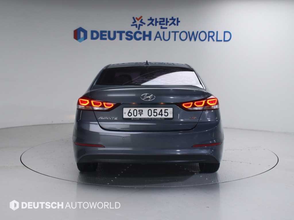 HYUNDAI Avante - Vista 2