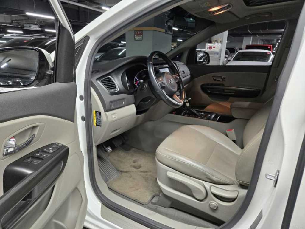 KIA Carnival - Vista 8