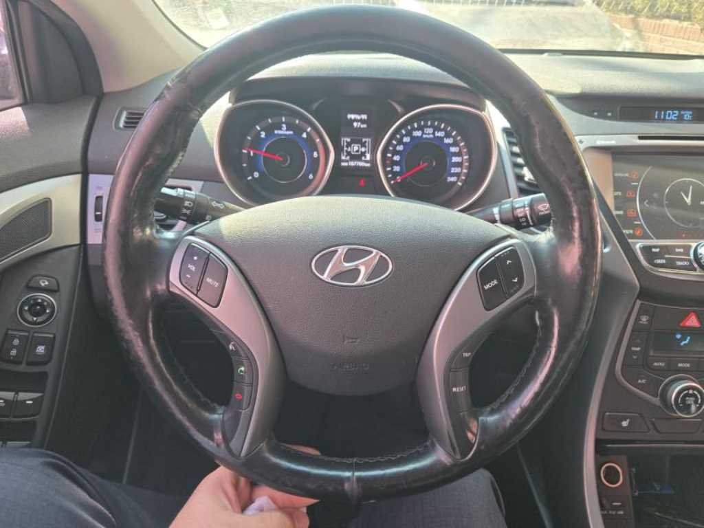 HYUNDAI Avante - Vista 4