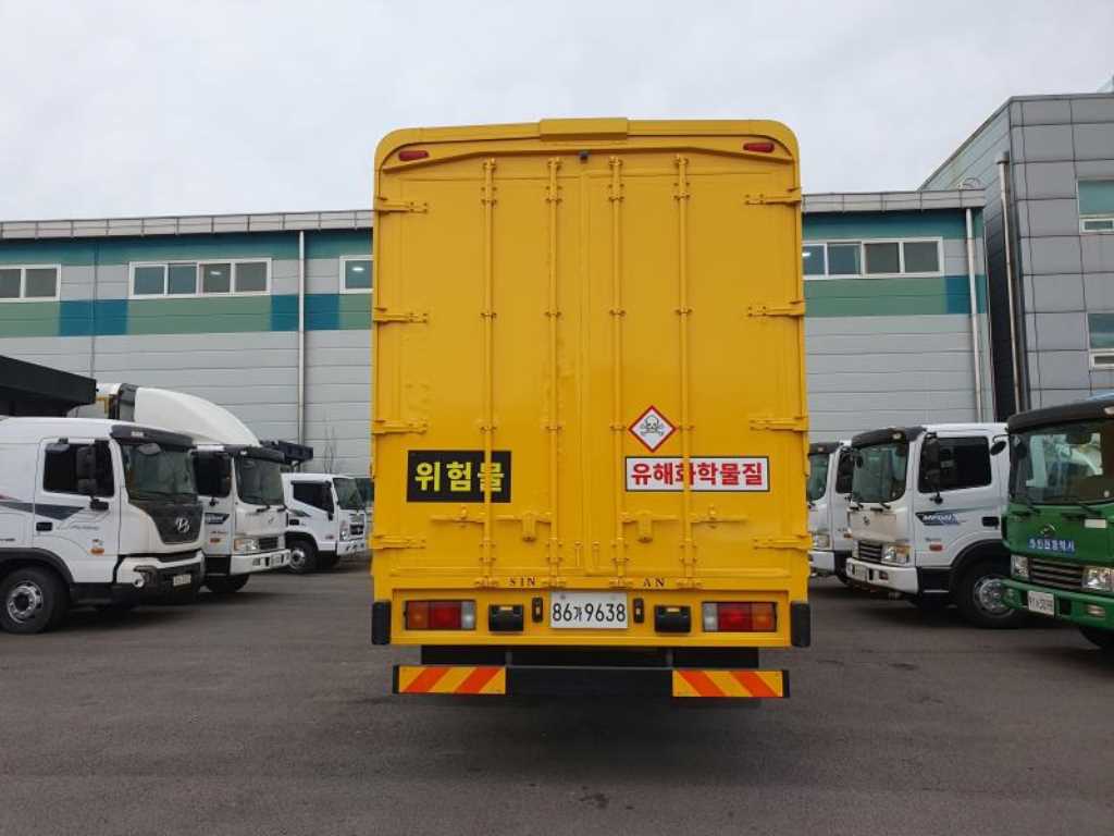 medium and large cargo truck - Vista 7