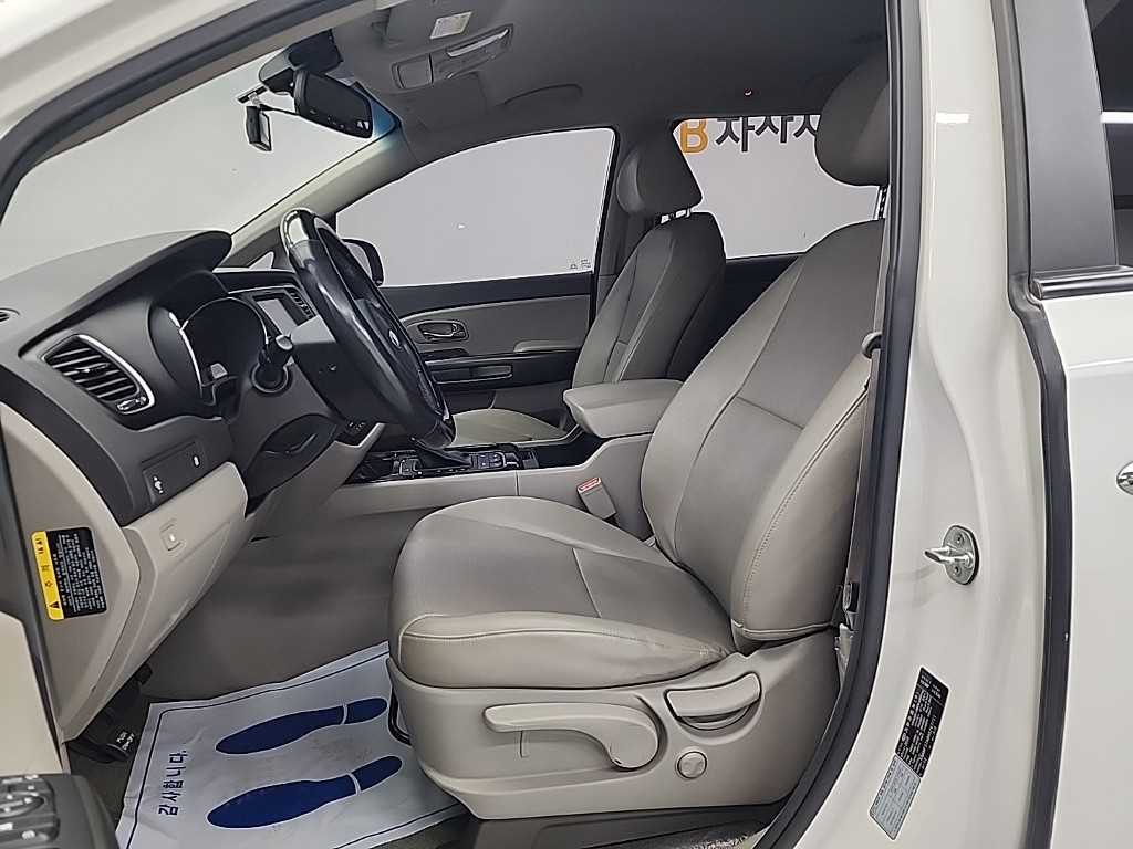 KIA Carnival - Vista 11