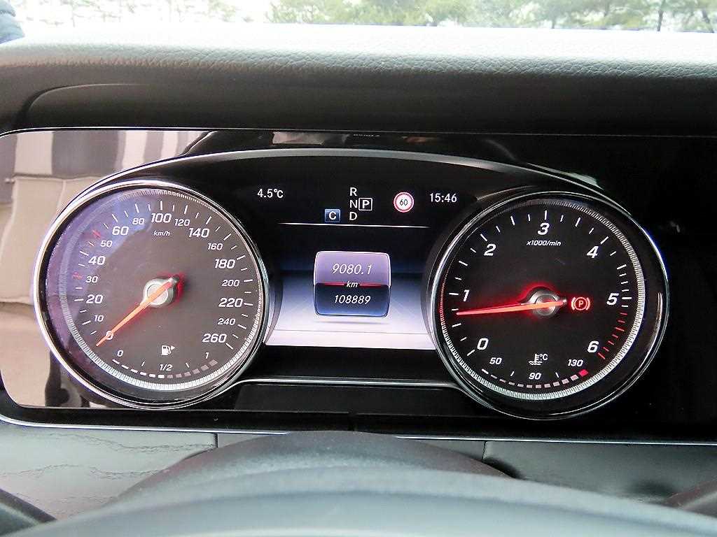 Mercedes Benz E class - Vista 9