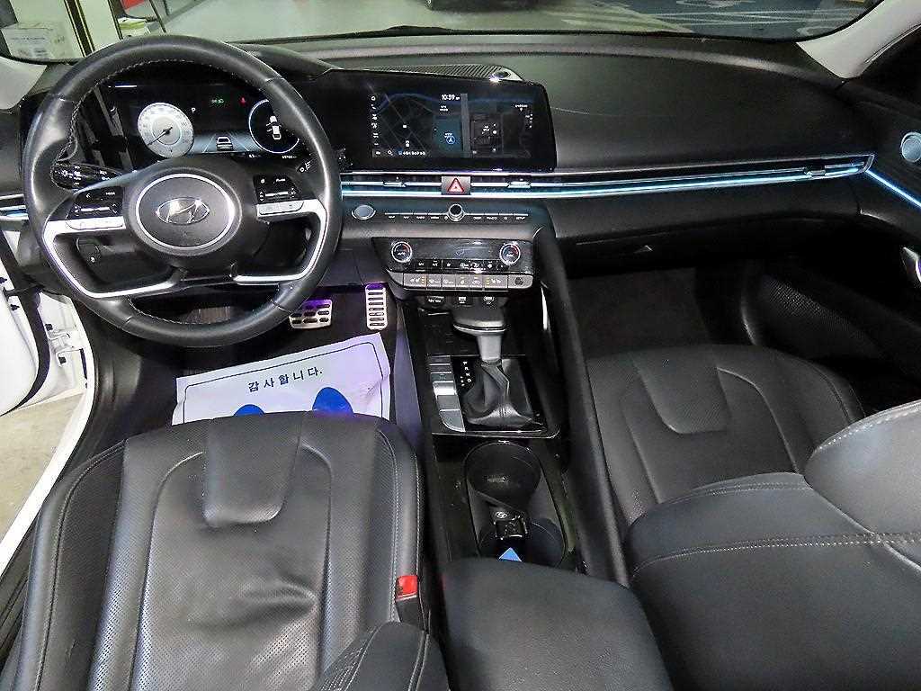 HYUNDAI Avante - Vista 10