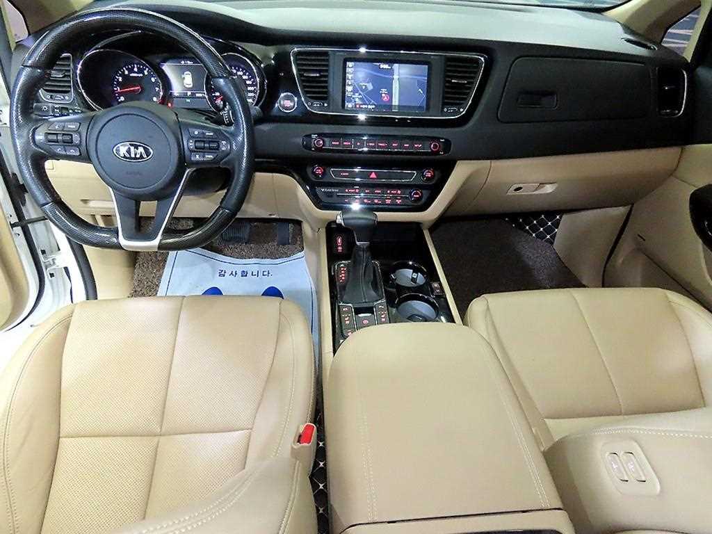 KIA Carnival - Vista 10