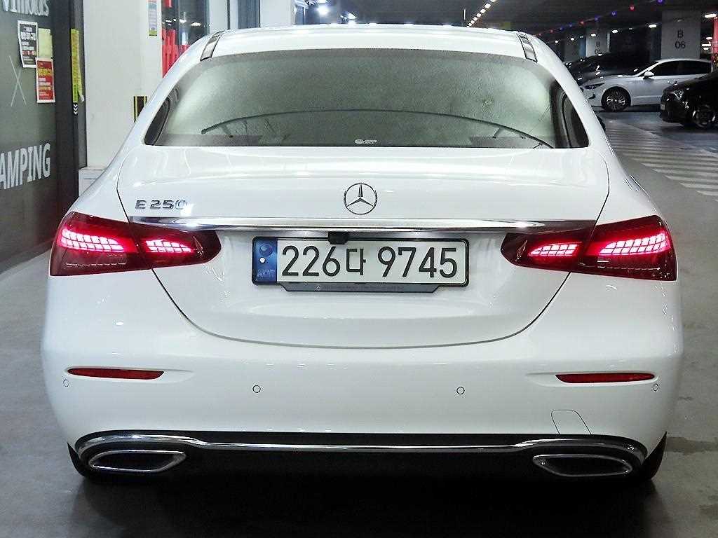 Mercedes Benz E class - Vista 5