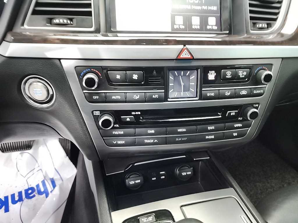 HYUNDAI Genesis - Vista 10