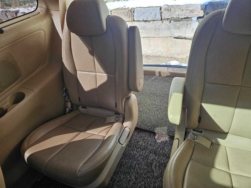 KIA Carnival - Vista 11