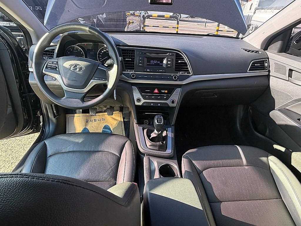HYUNDAI Avante - Vista 5