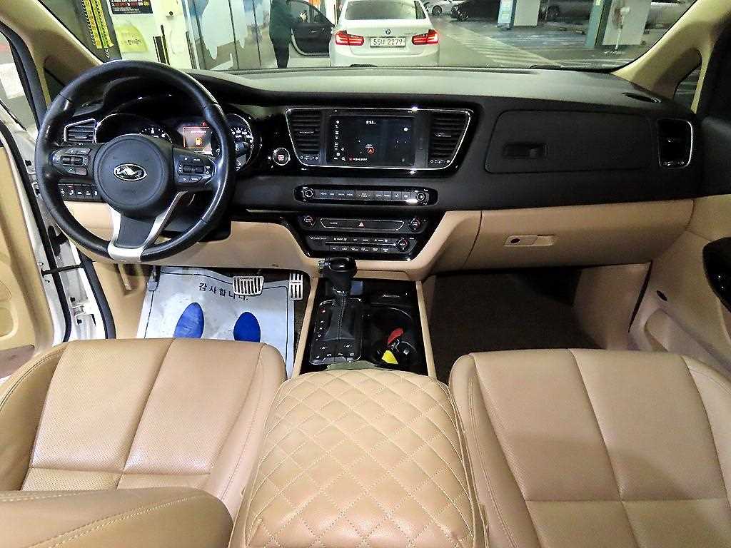 KIA Carnival - Vista 10