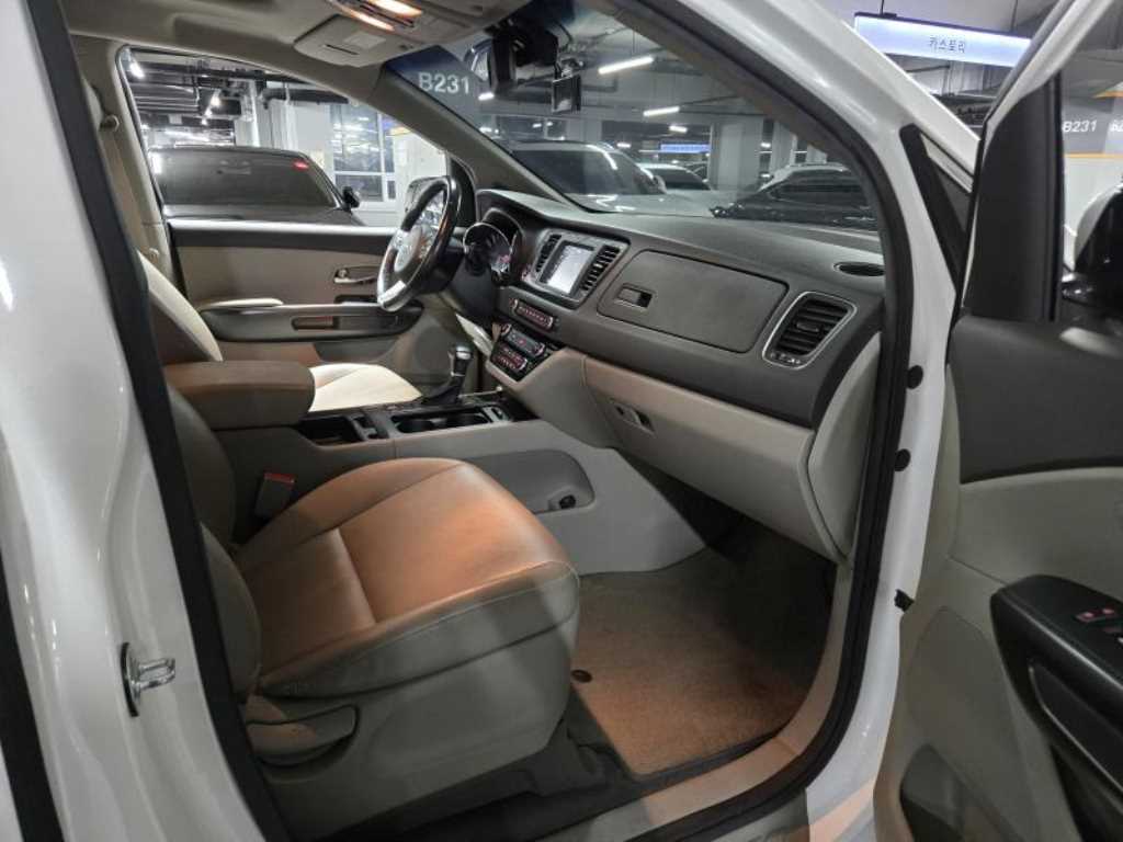 KIA Carnival - Vista 10