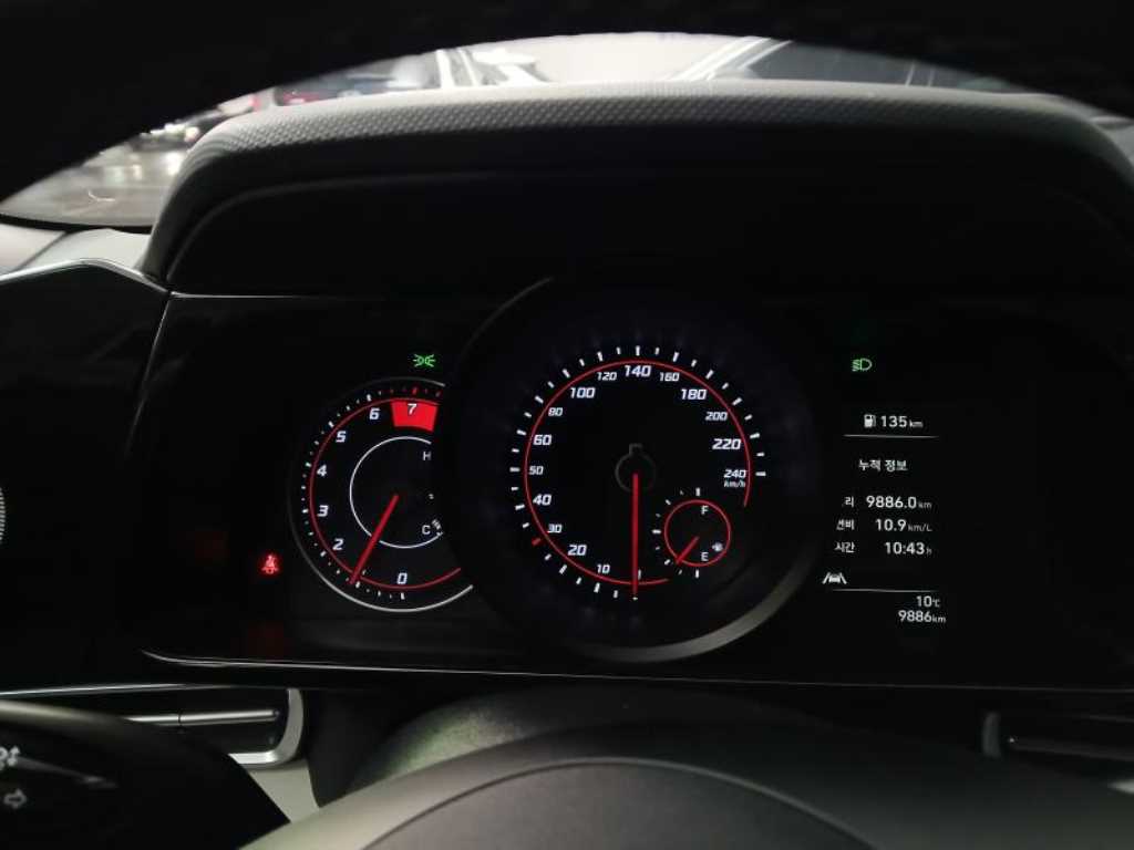 HYUNDAI Avante - Vista 9