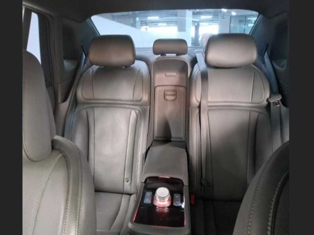 Genesis G90 - Vista 9