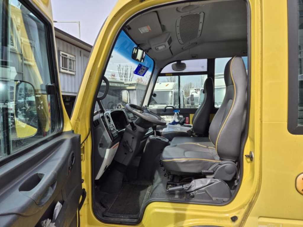 medium and large bus Hyundai bus - Vista 7