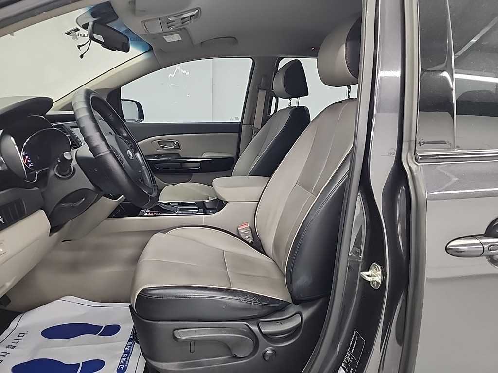 KIA Carnival - Vista 11