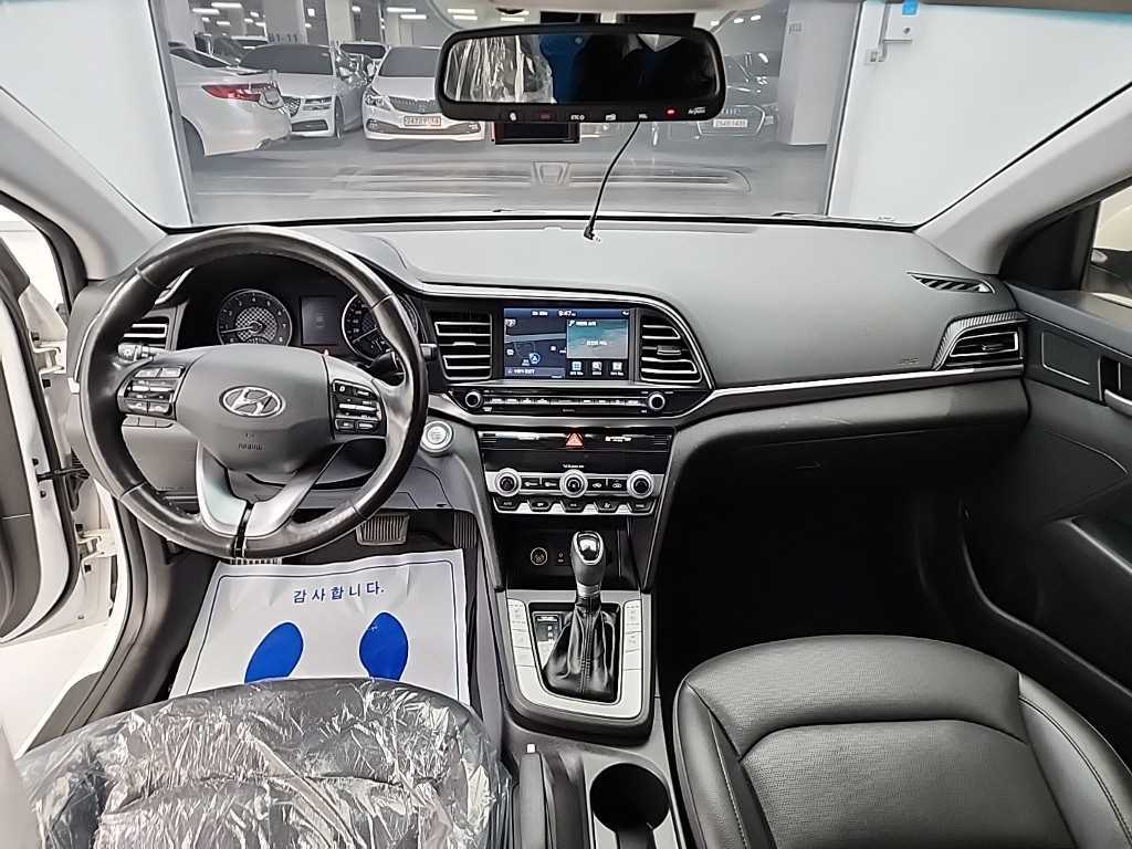 HYUNDAI Avante - Vista 7