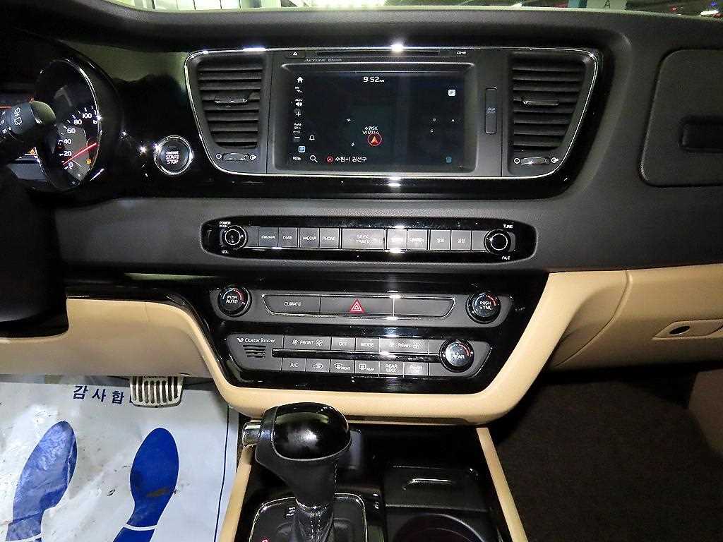 KIA Carnival - Vista 11