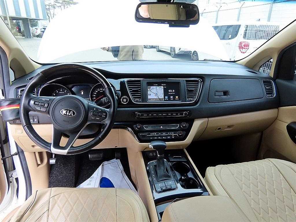 KIA Carnival - Vista 8