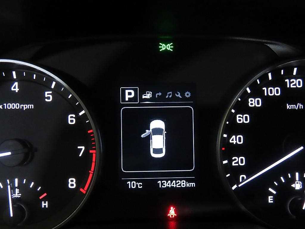 HYUNDAI Avante - Vista 9