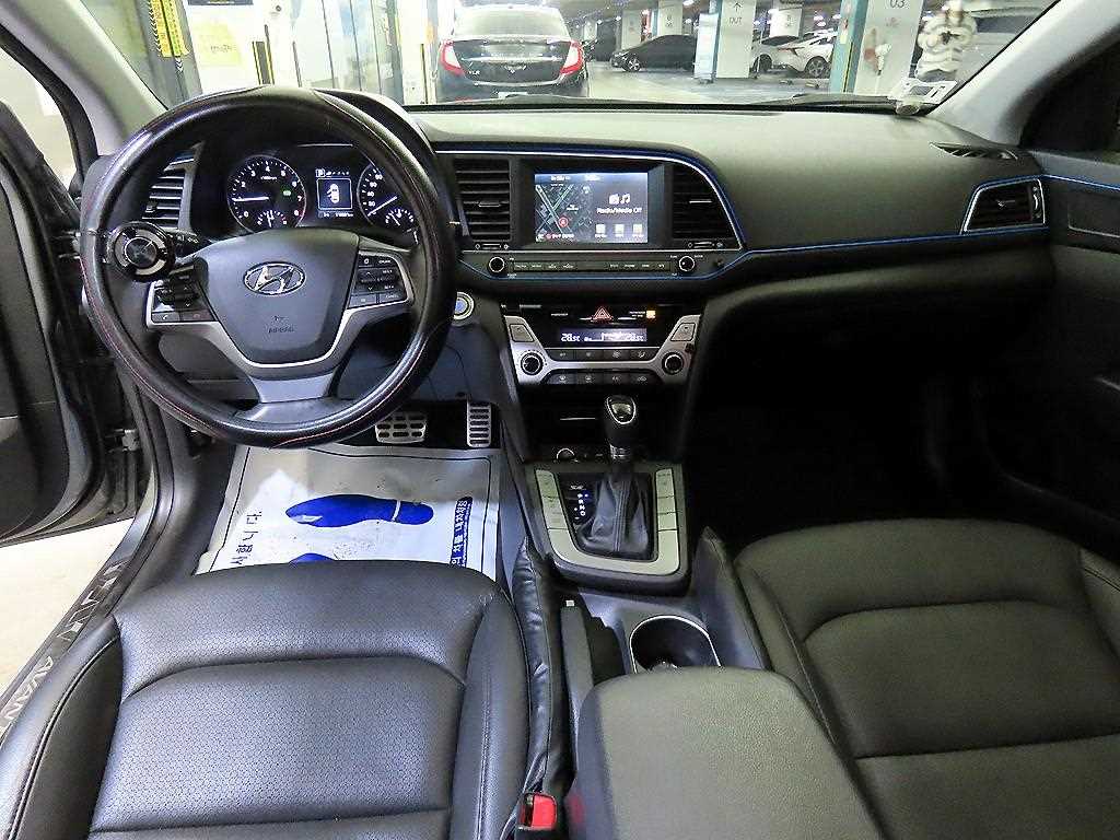 HYUNDAI Avante - Vista 10