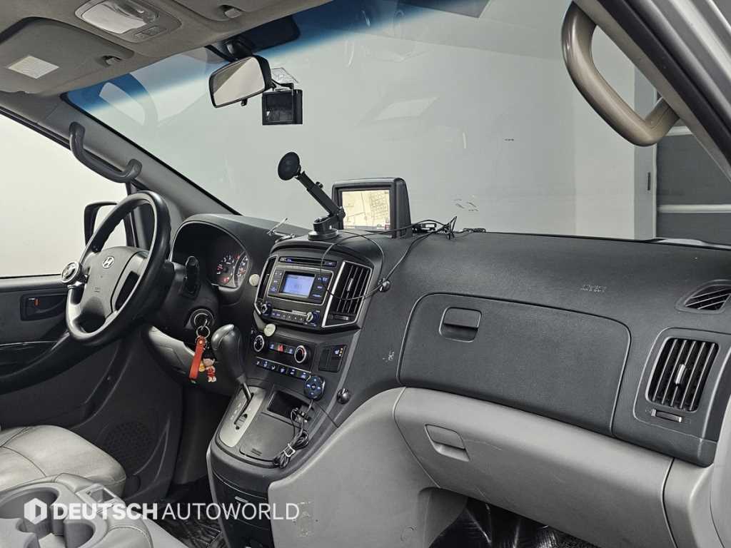 HYUNDAI Starex - Vista 7