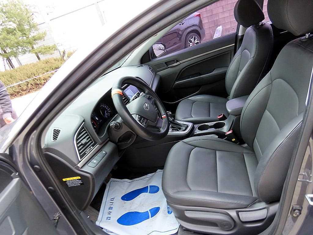 HYUNDAI Avante - Vista 5