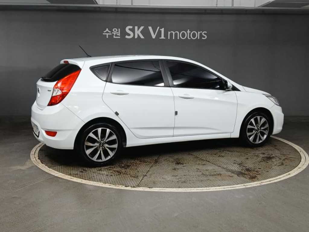 HYUNDAI Accent - Vista 4