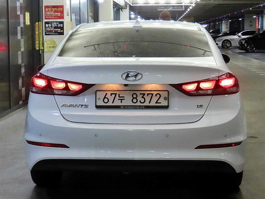 HYUNDAI Avante - Vista 5