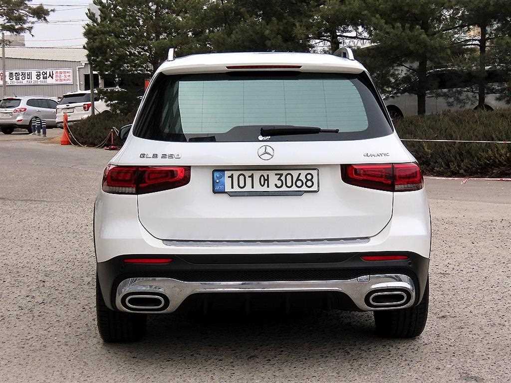 Mercedes Benz GLB Class - Vista 4