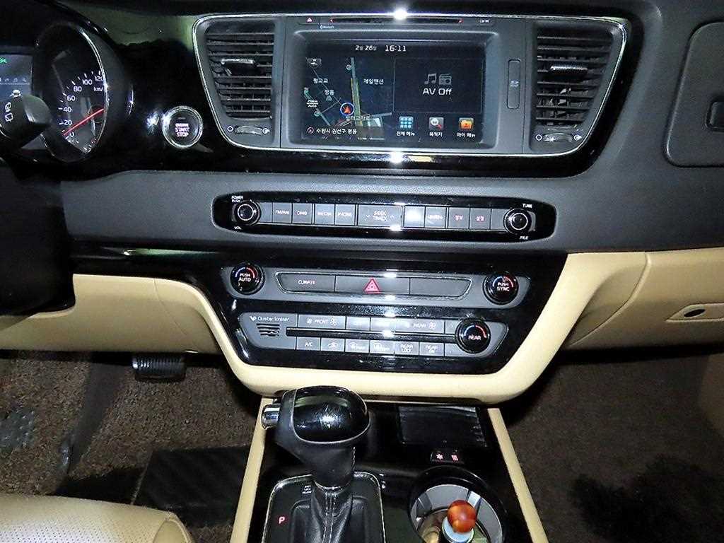 KIA Carnival - Vista 11