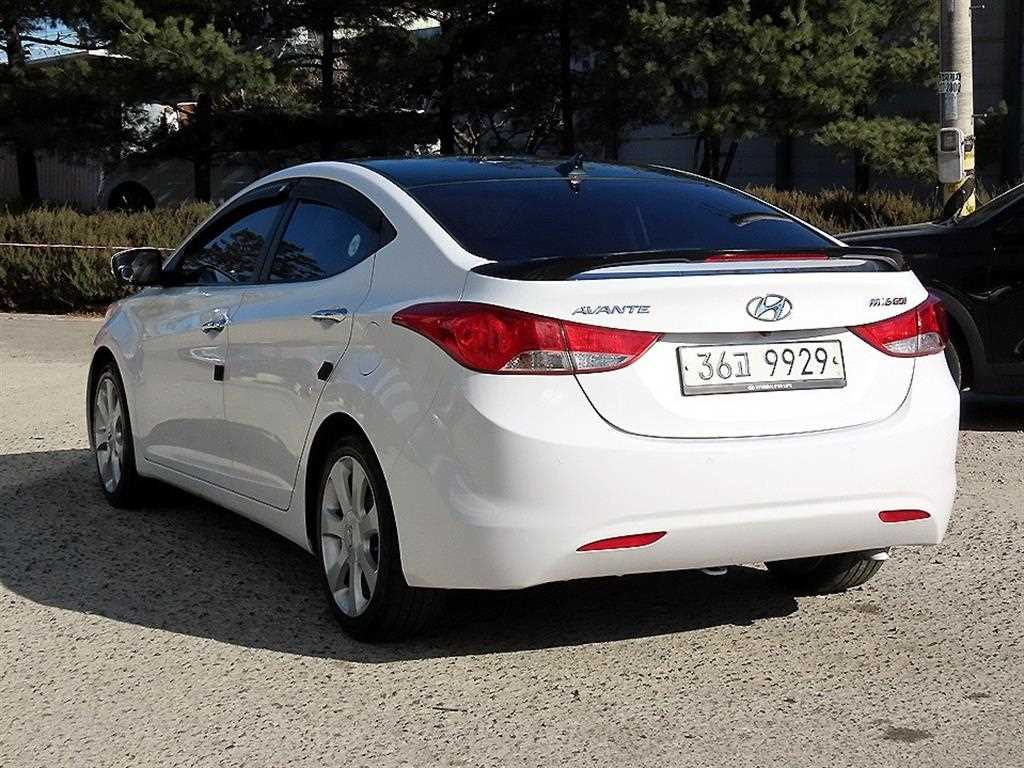 HYUNDAI Avante - Vista 3